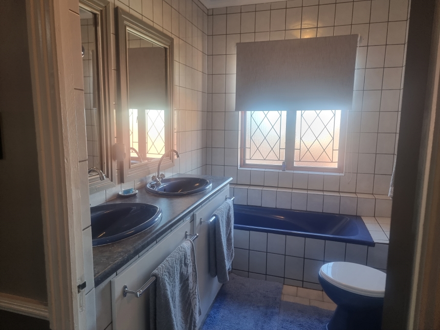 6 Bedroom Property for Sale in Heiderand Western Cape